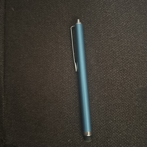 iPad mini 2 generation comes with 2 cases, stylus, and charger. - Picture 4 of 7